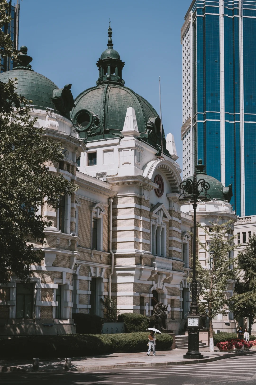 围绕着中山广场有着不同时期,不同风格的建筑