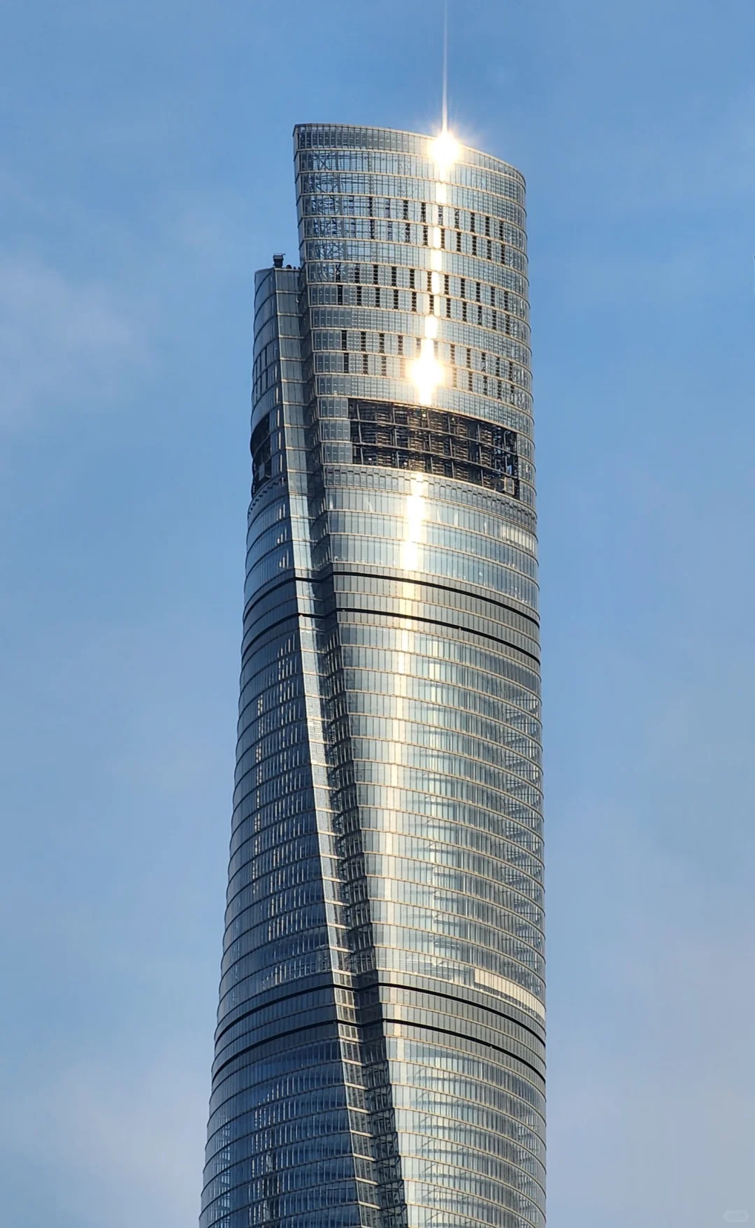 中午踏入上海中心大厦区域,银灰色调与透明玻璃相互映衬,简约又大气