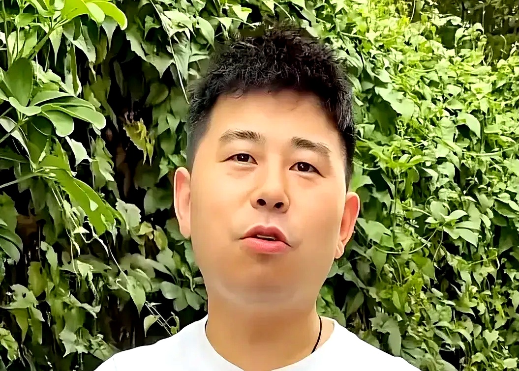 "网友们立刻炸锅,有人说:"没有超小厨的米线店平台,潇洒哥根本不算