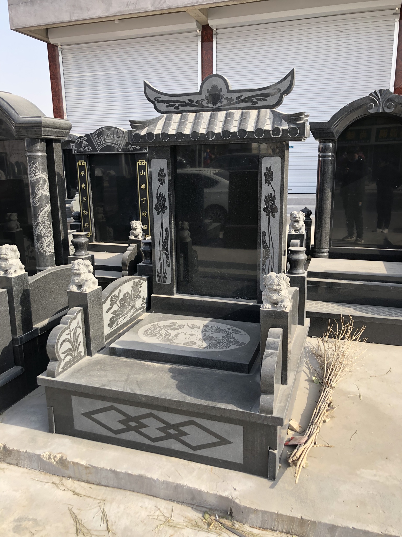 常见的墓碑石材种类有以下几种: 花岗岩:如山西黑,芝麻黑,印度红,黑