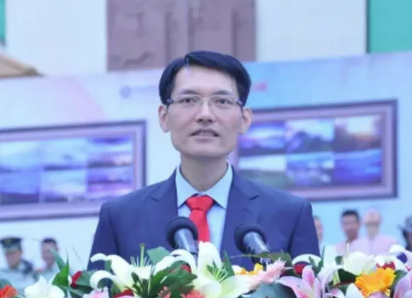 李磊出生于1971年,父亲是退休上将李继耐