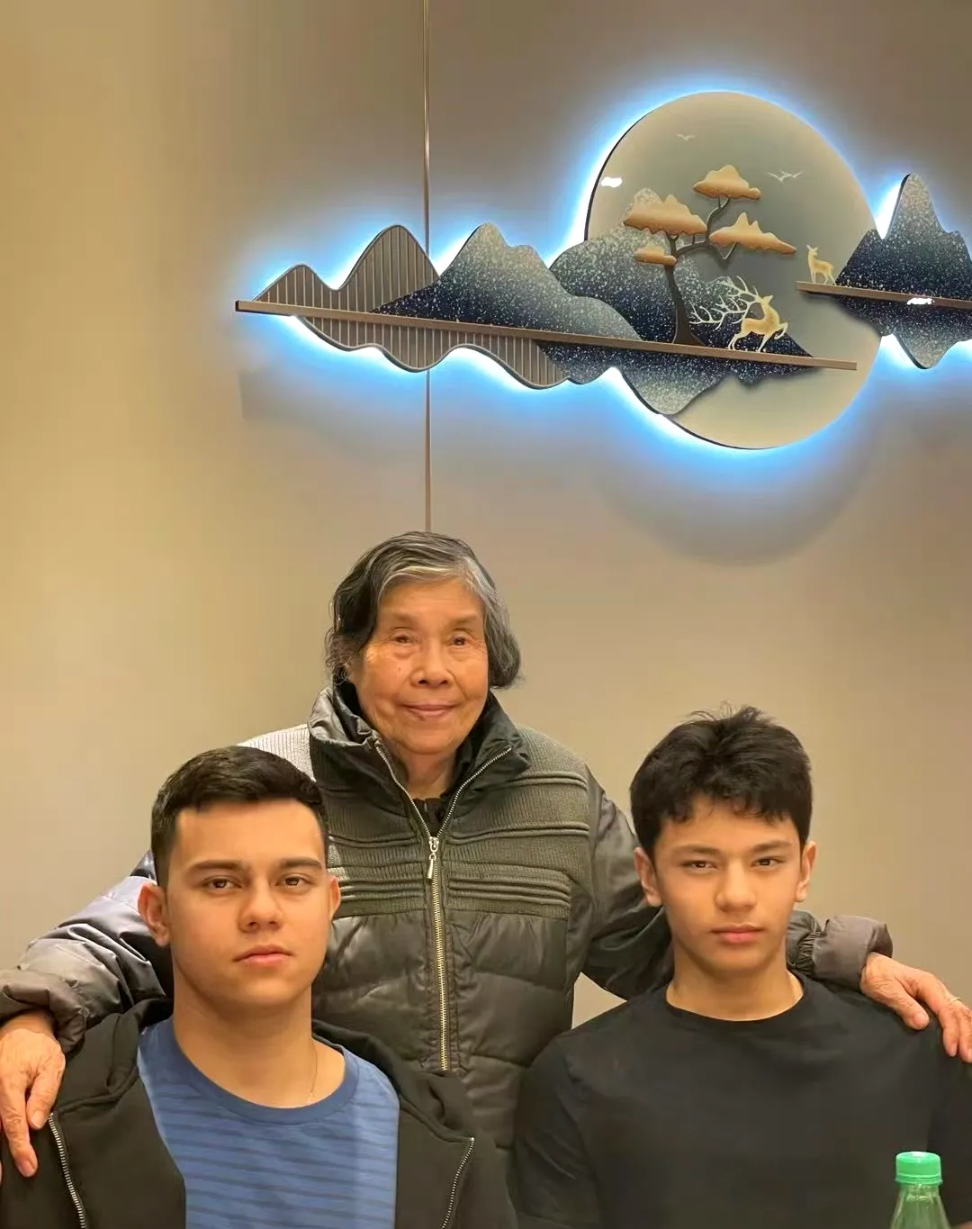 她嫁给了瑞士人,生了俩儿子,长年住在欧洲,如今却