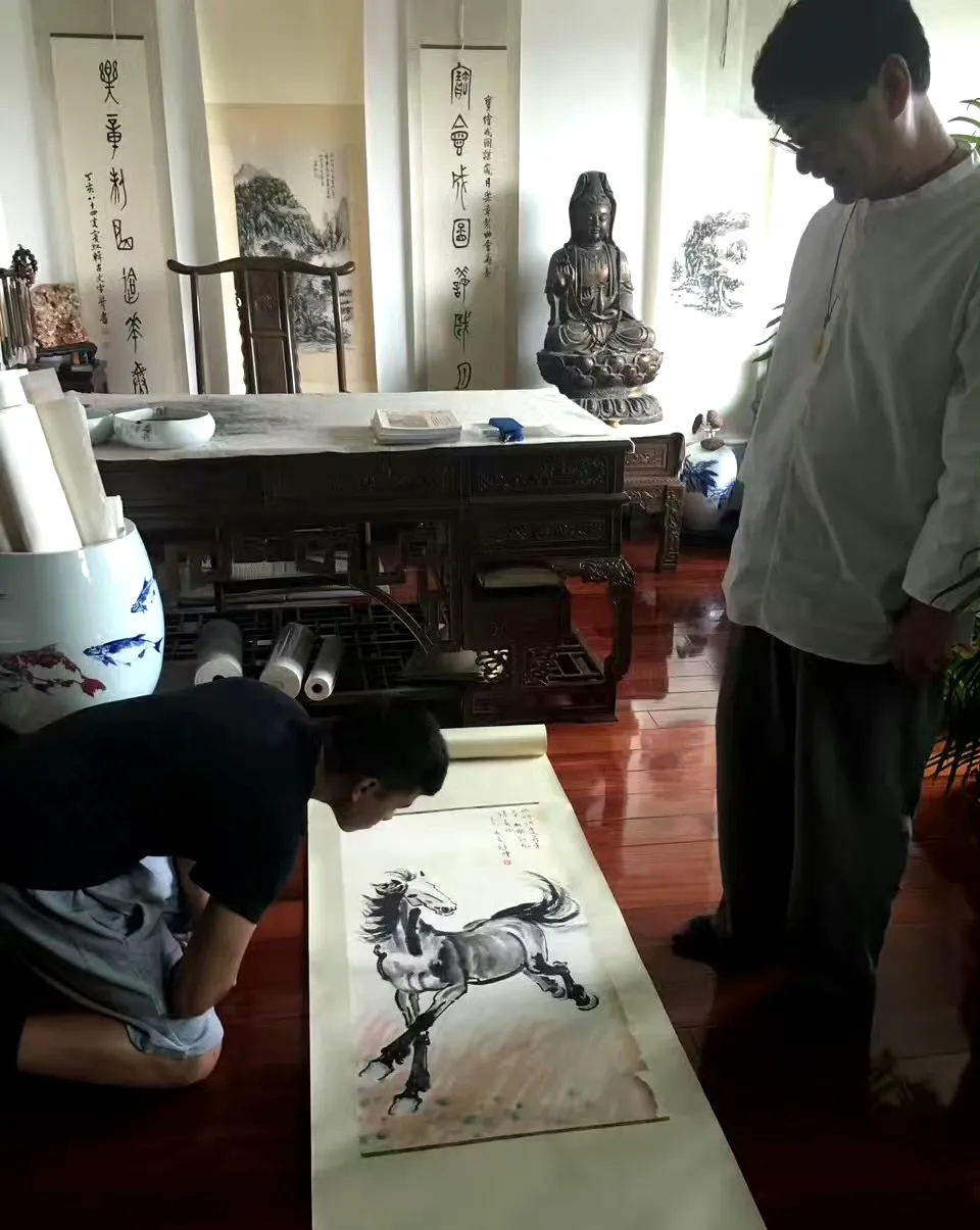 她嫁给了瑞士人,生了俩儿子,长年住在欧洲,如今却