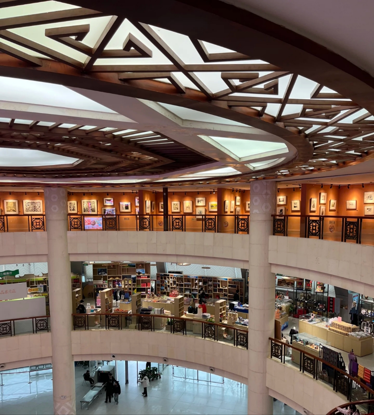 而广西,正是这样一个神奇的地方.这里有山川的雄伟,也有溪流的温柔