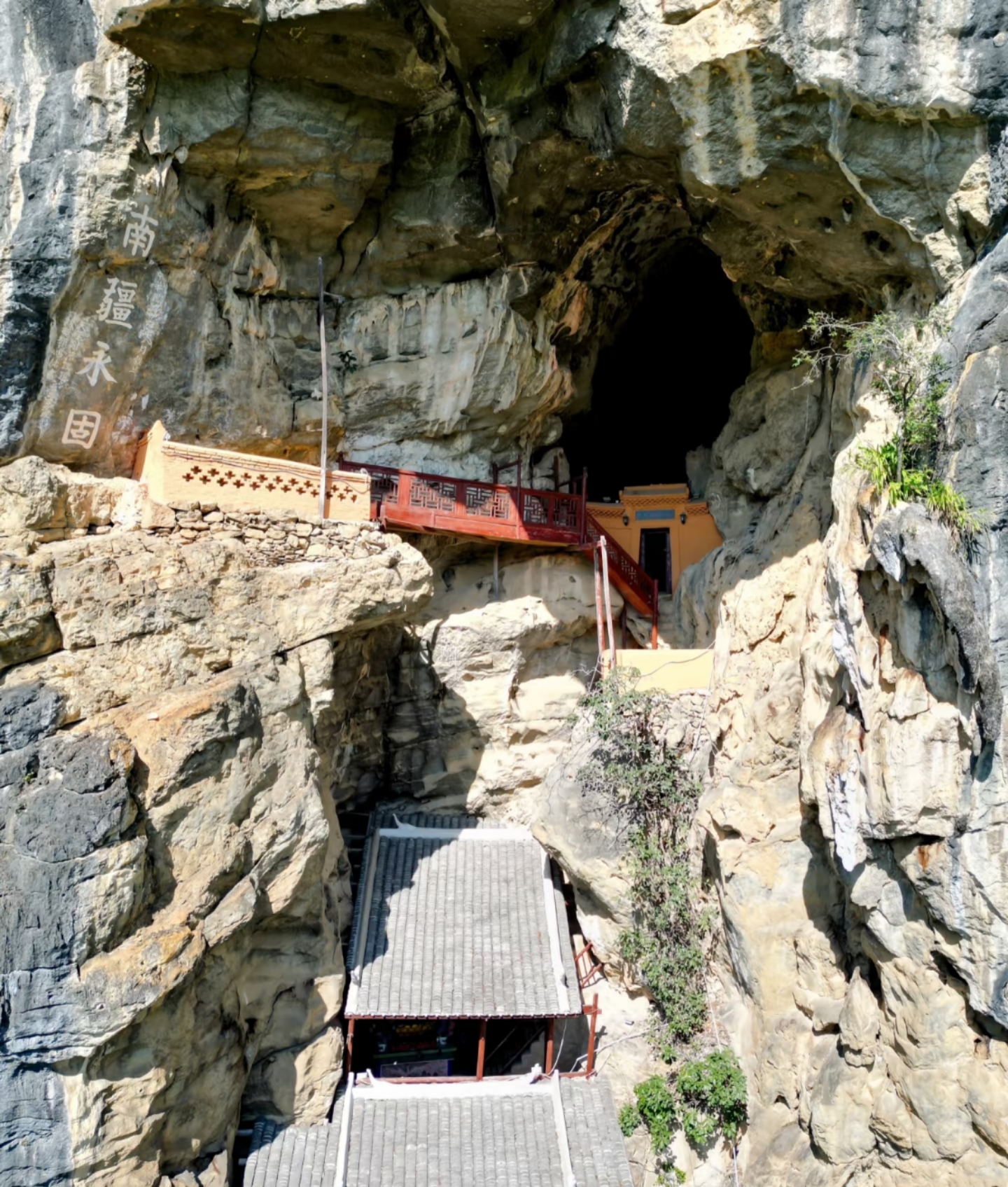 我和朋友们从各地汇聚到这里,欣赏这里的自然景色和人文风情