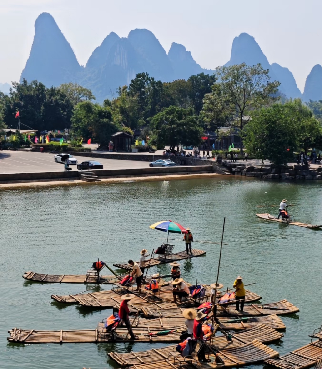 这里的风景如诗如画山水交织成了一幅美丽的画卷
