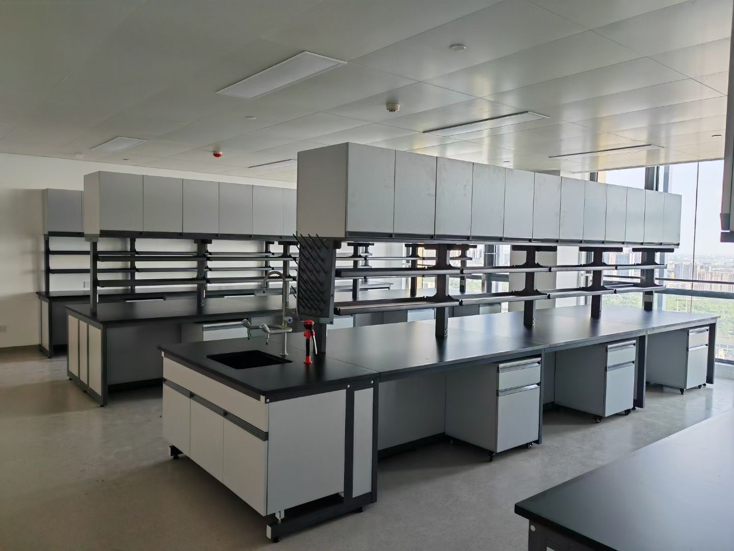 实验台真的是实验室里超重要的存在呢!