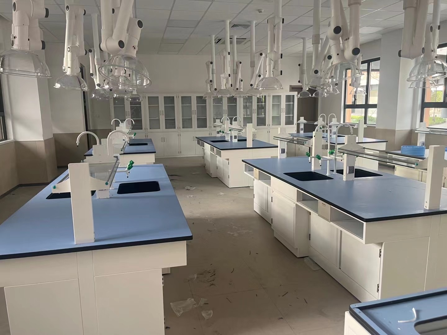 实验台的种类多样 有木质实验台,它给人一种质朴又稳重的感觉,适合