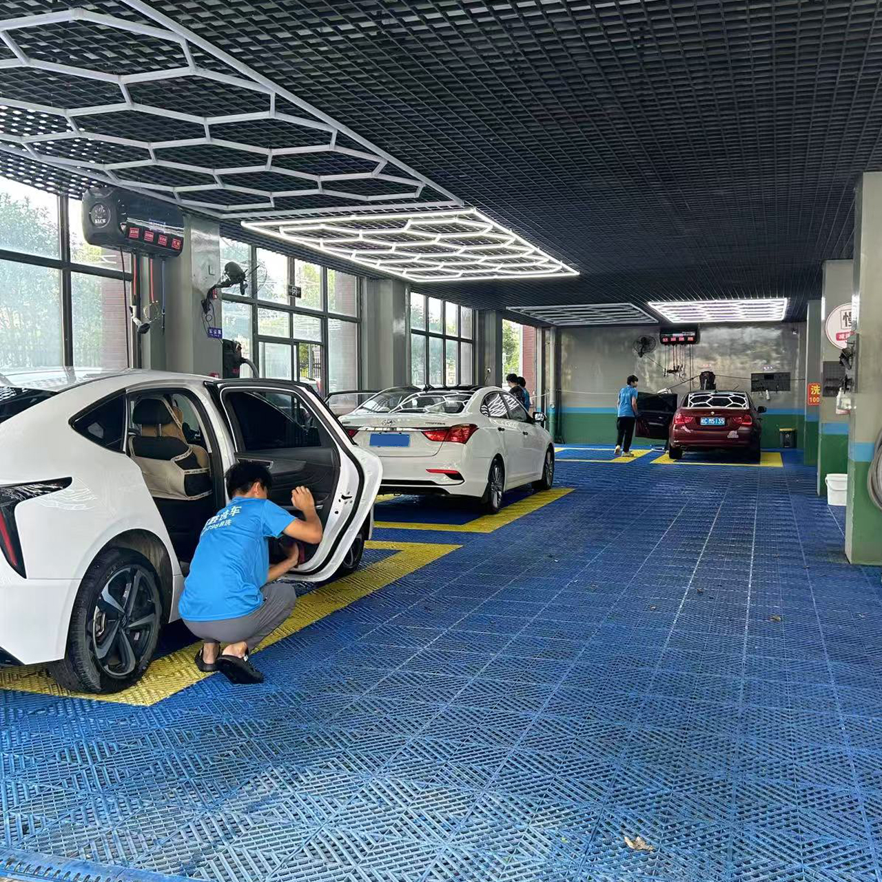 选择一个合适的洗车加盟品牌,是成功的关键一步.那么,该如何挑选呢?