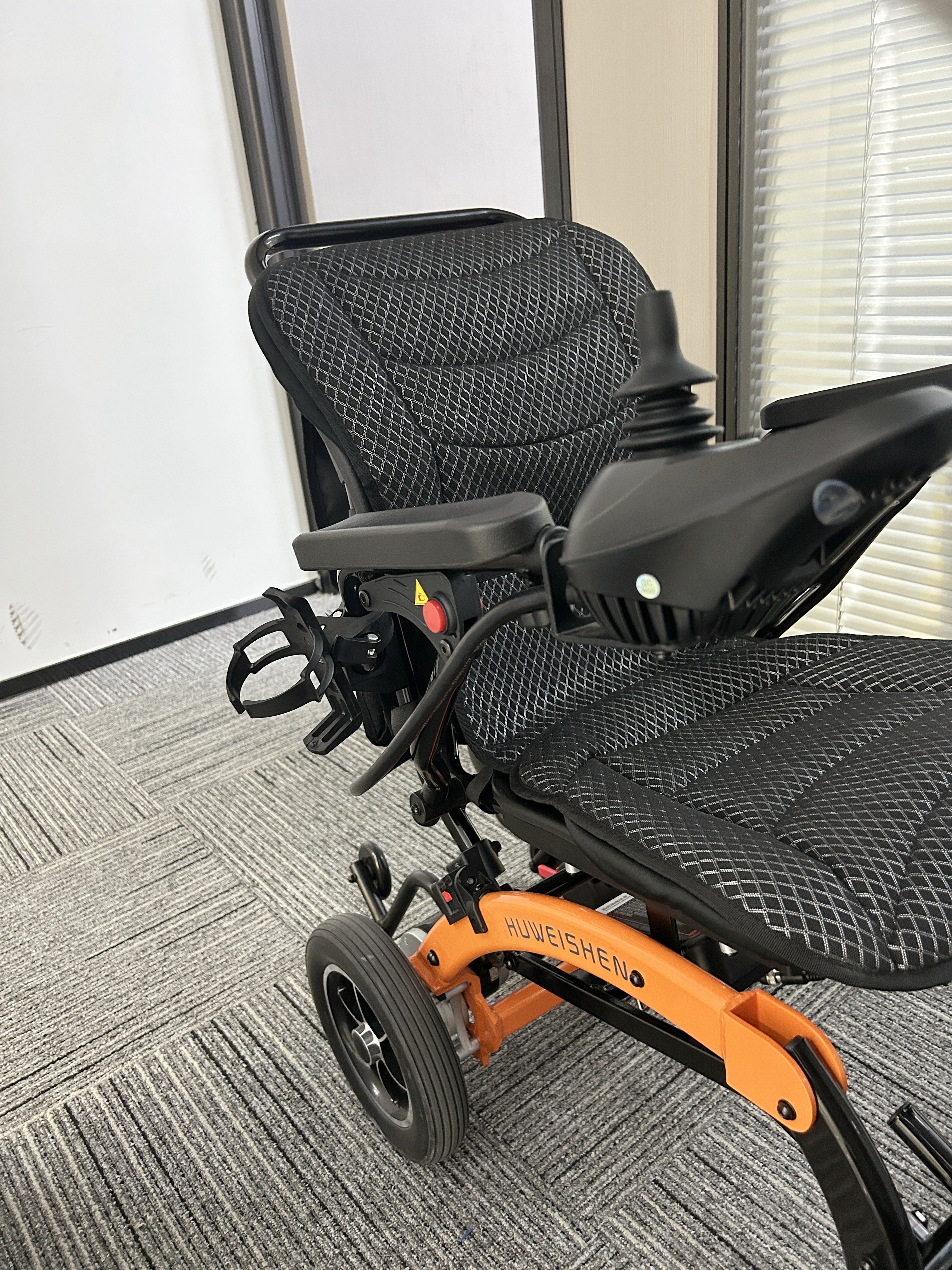 我的电动轮椅,被侄女开去上班了