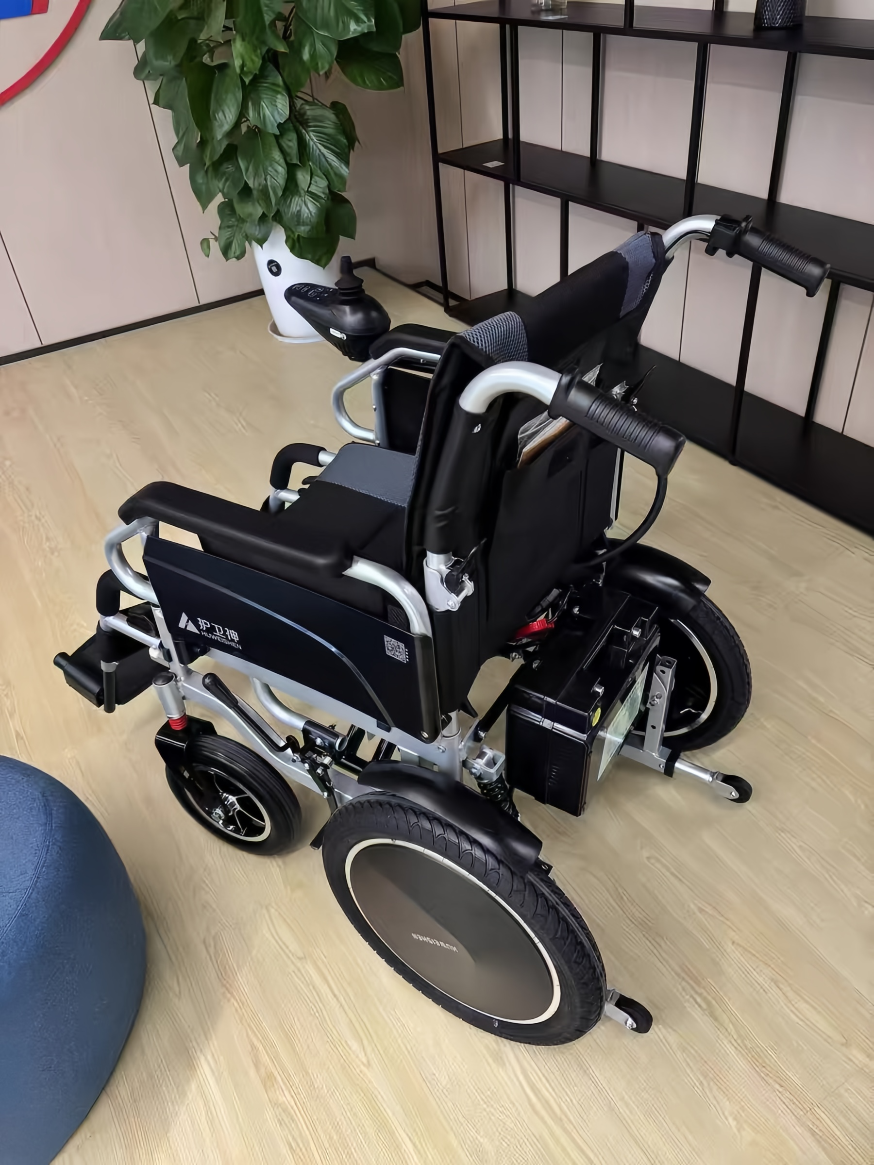 哇塞这个电动轮椅也太实用了吧 下午在楼下晒太阳的时候,住我们楼上的