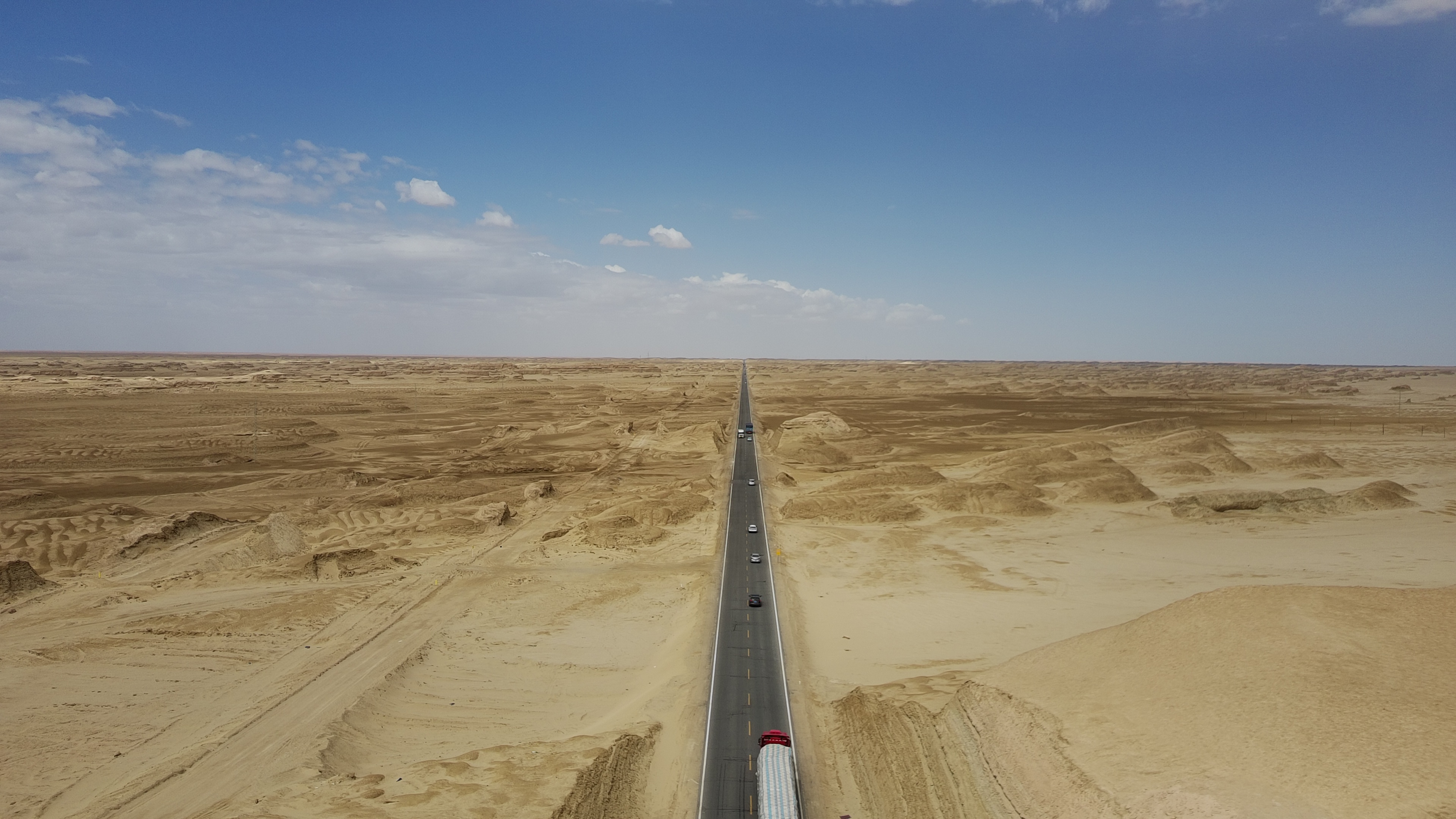 青海柴达木盆地国道315旁边的雅丹地貌,风景独特啊!