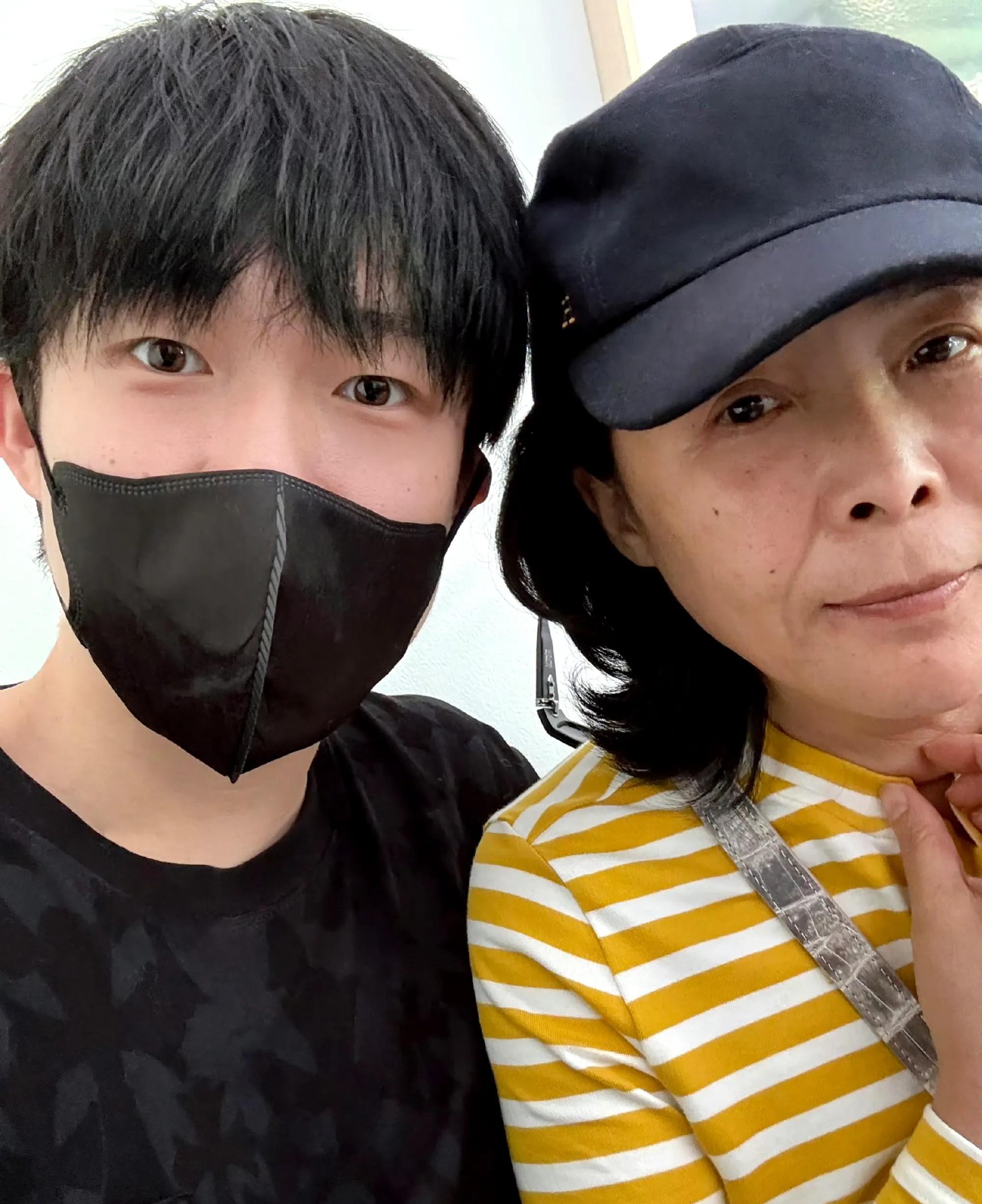 清爽露珠今天的大头好勤快啊发了两条微博比 今天的