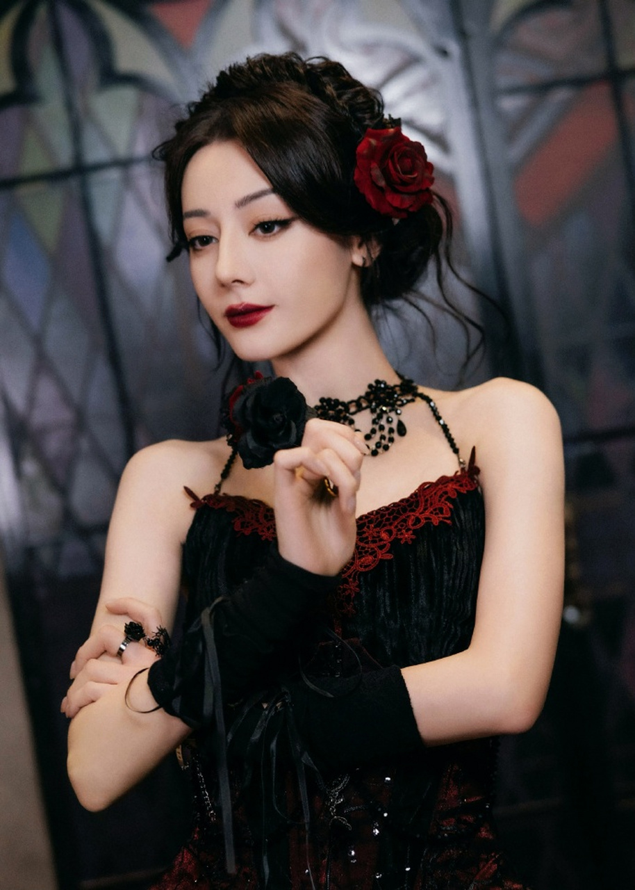 开始推理吧# 迪丽热巴哥特风造型,黯夜玫瑰,摄人心魂.#动态连更挑战