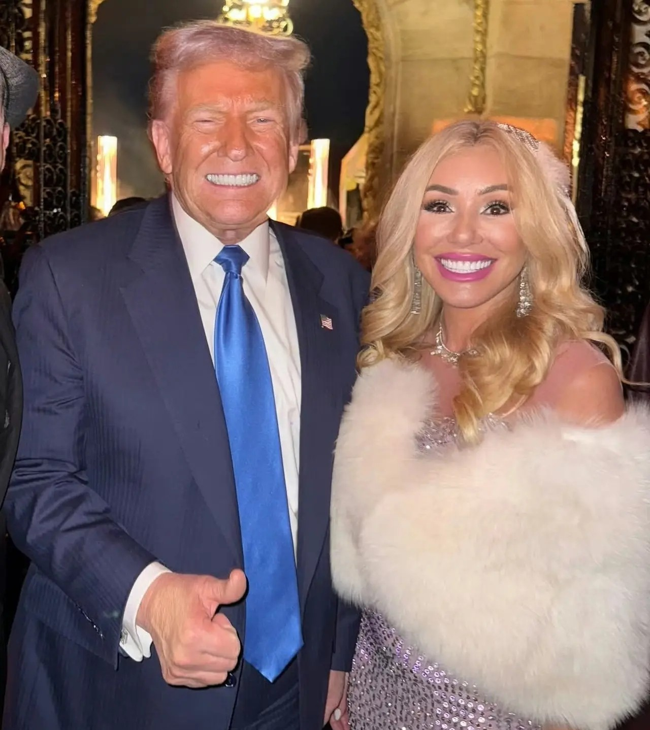 今天有4200万美国人民失去了食品援助,但,今晚在海湖庄园,龙虾焗饭和