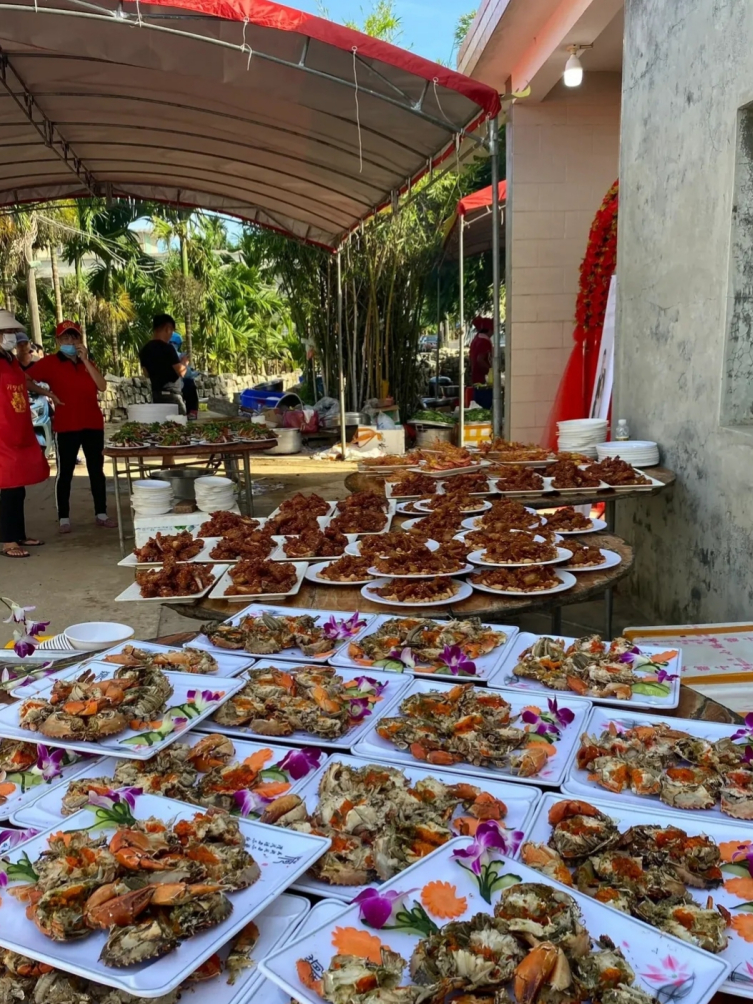 摆了 40 桌,饭吃到一半时,记账的人把礼单拿给我看,我一下子愣住了