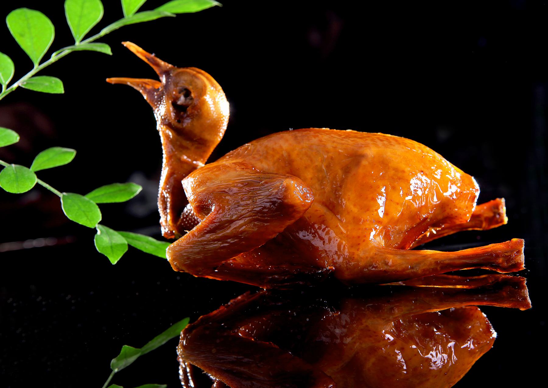 —乳鸽以其温补气血,强身健体的功效著称,民间有"一鸽