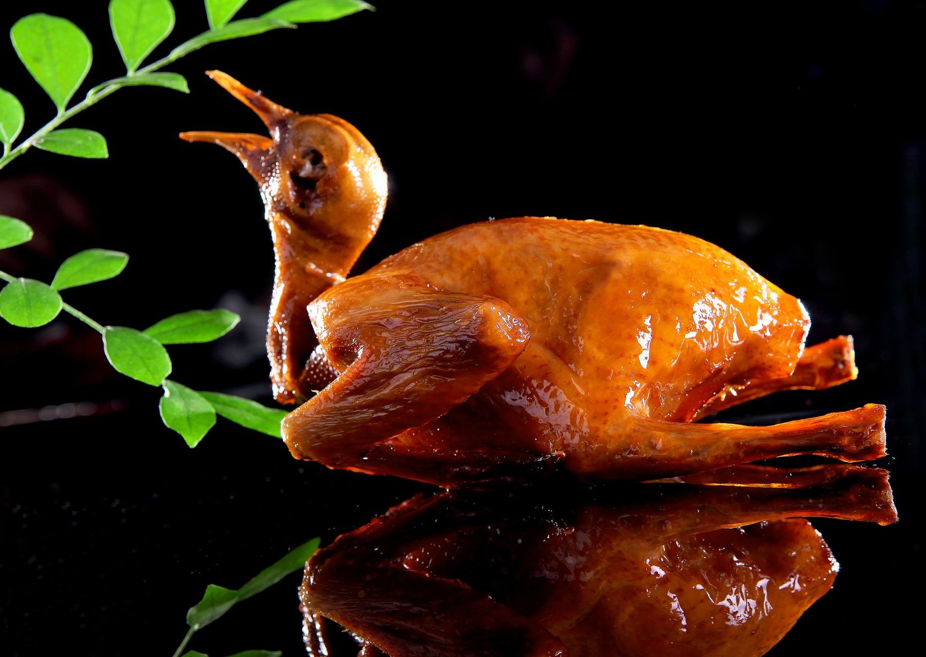 脆皮妙龄乳鸽——乳鸽以其温补气血,强身健体的功效著称,民间有"一鸽