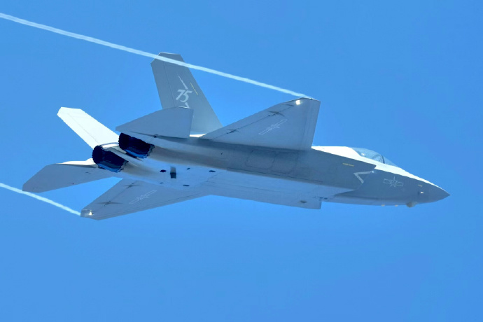 35a,歼-20,歼-16,轰-6k等纷纷亮相,不仅展示了中国航空工业的迅猛发展