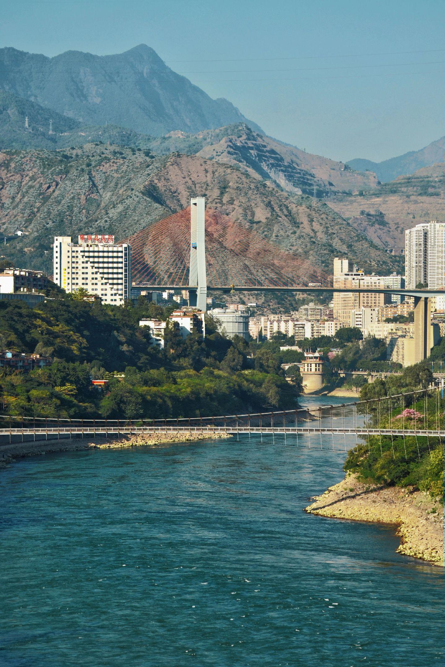 我堵在桥头第十个红灯时,忽然看清钢架缝隙里的夕阳