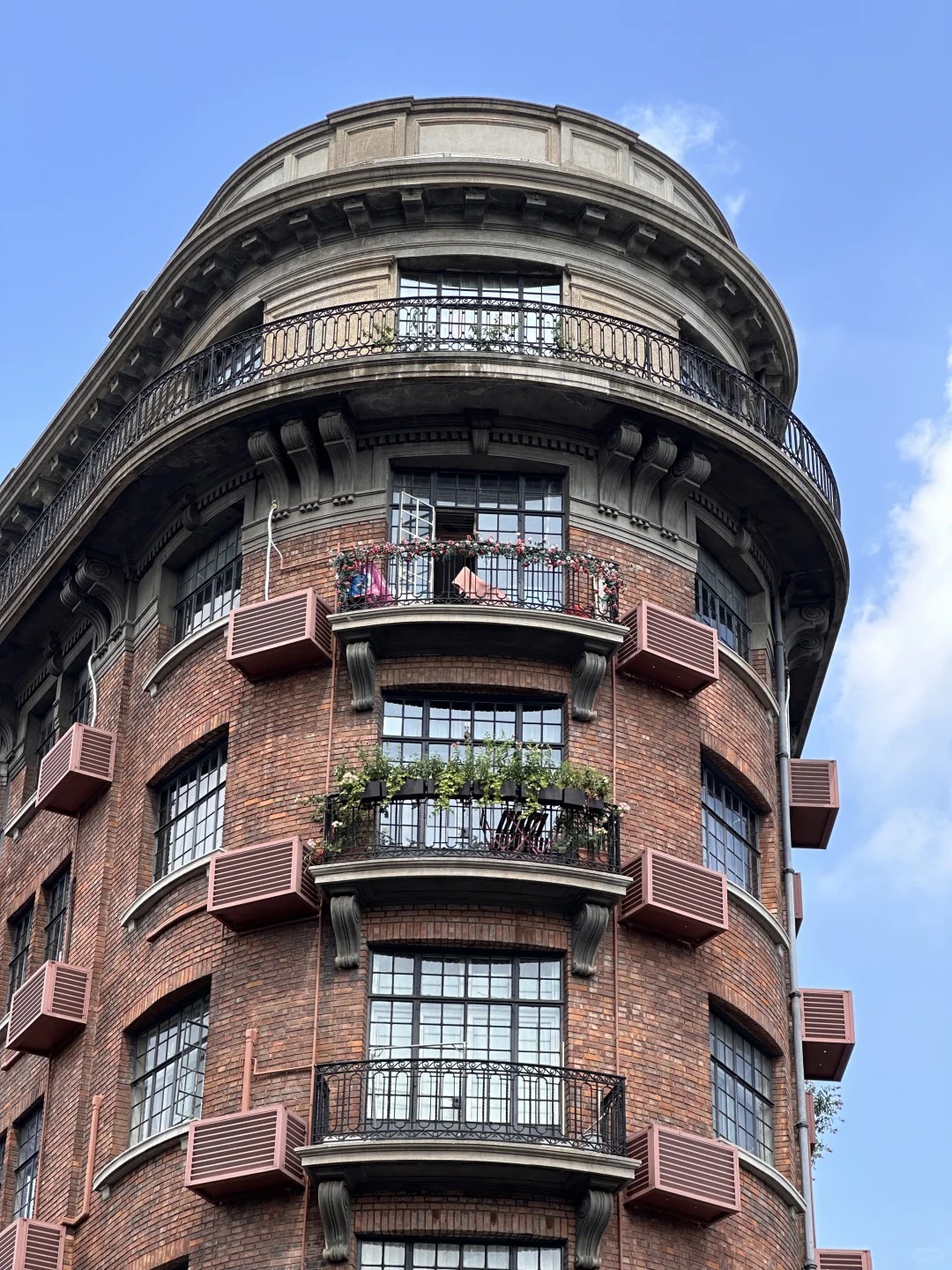 出行期待 我一直对老上海的建筑充满了好奇和向往,武康大楼作为上