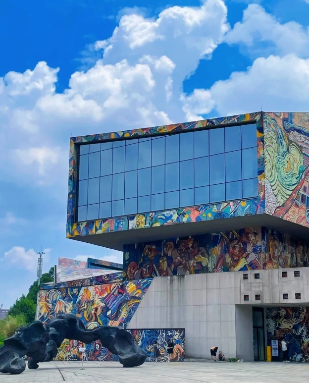 马卡龙色系涂鸦墙太治愈了～ 坐标:重庆市沙坪坝区大学城四川美术学院