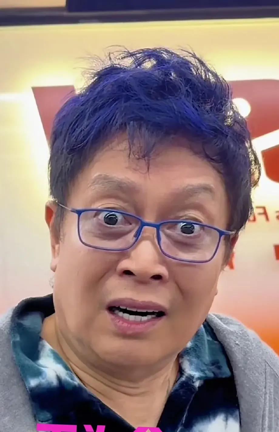 就是这个表情,王为念经常露出这种表情,像是一种既无辜又迷茫的状态