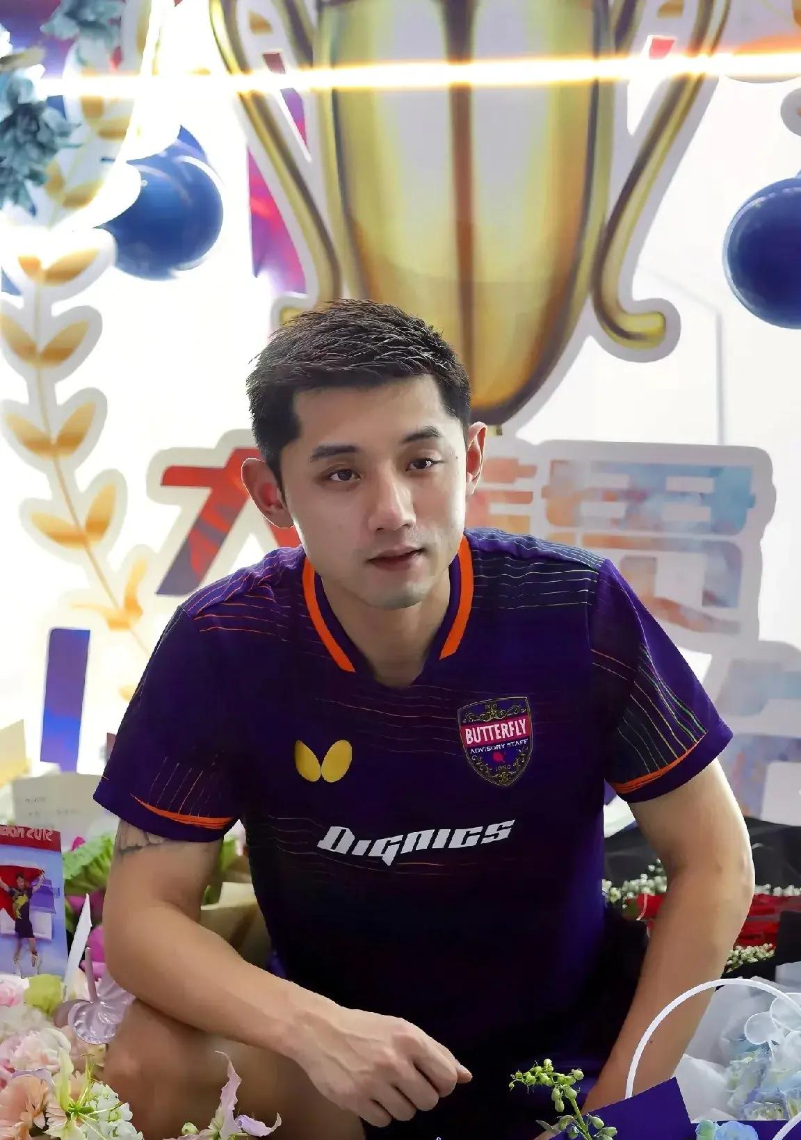 十年前,张继科他还在鲁能,但俱乐部不给他打球机会,也不给他治伤