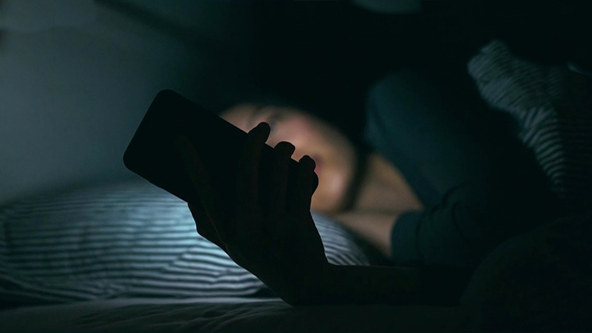 玩手机的图片熬夜刷手机玩手机熬夜看手机图片熬夜图片黑暗中看手机