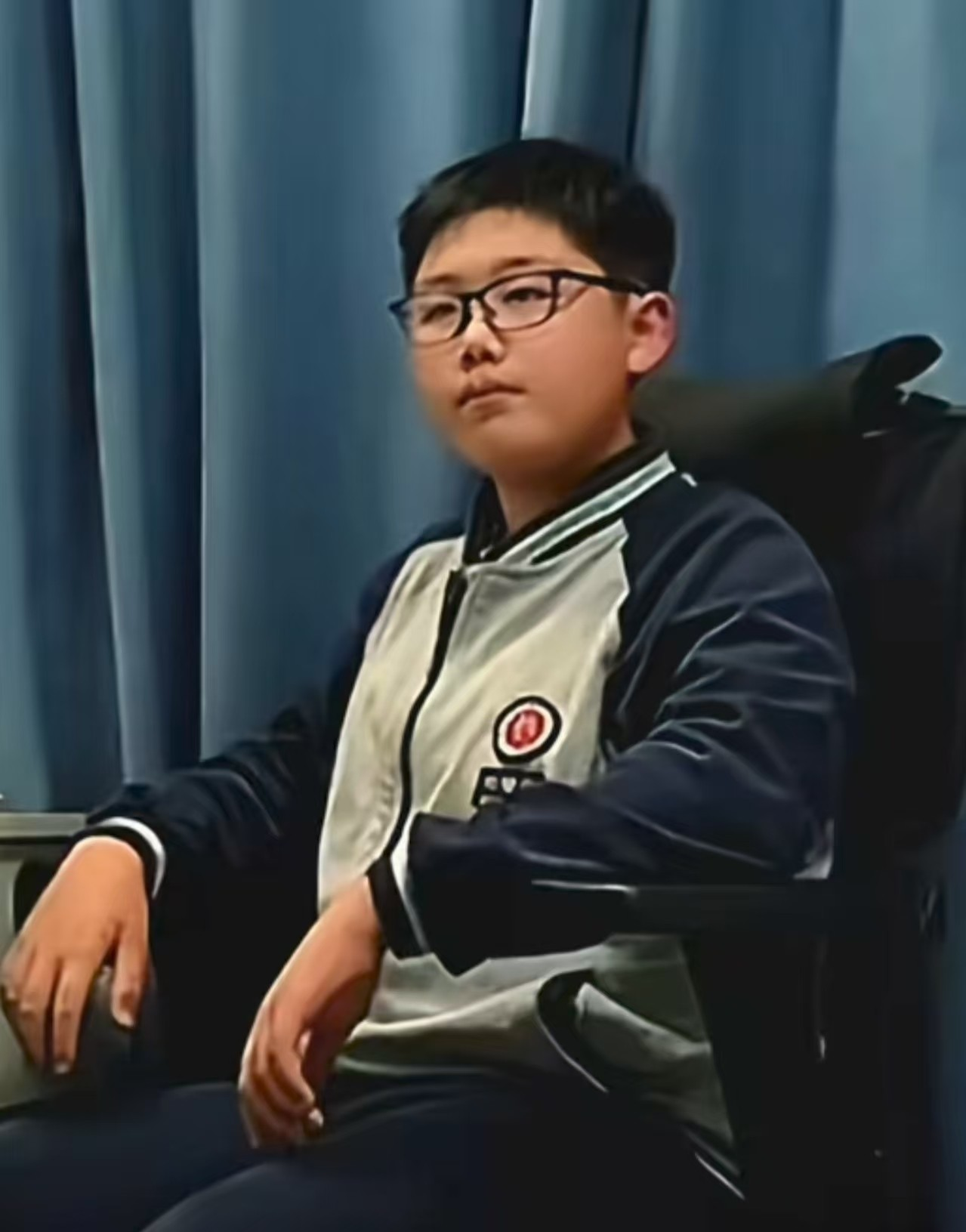 拿儿子三万块钱去买金镯子的母亲,是个单亲妈妈,已