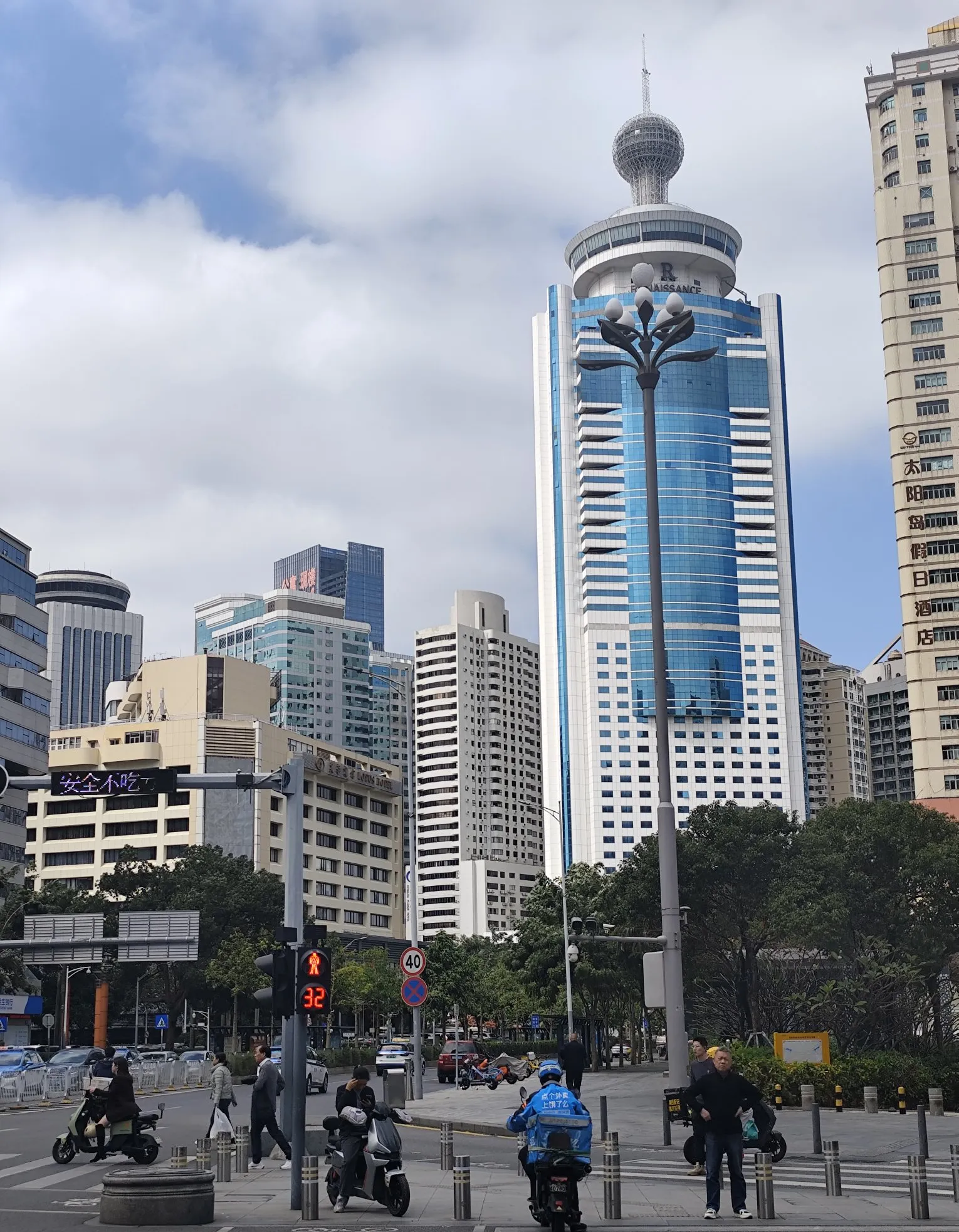 我一下有点不高兴了,这事儿是我自己的事,凭啥这么问别人!