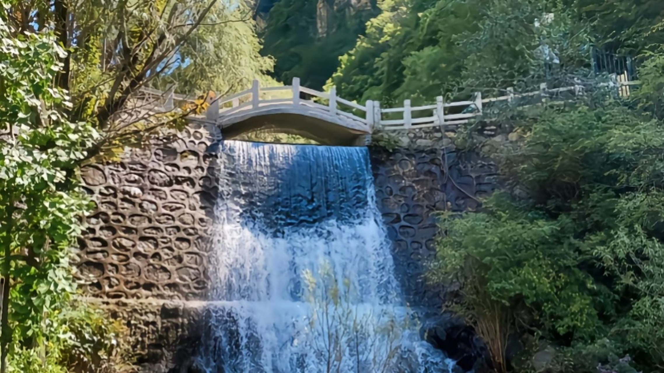 北京有名的景点,响水湖长城旅游风景区,它位于怀柔慕田峪长城西部,这