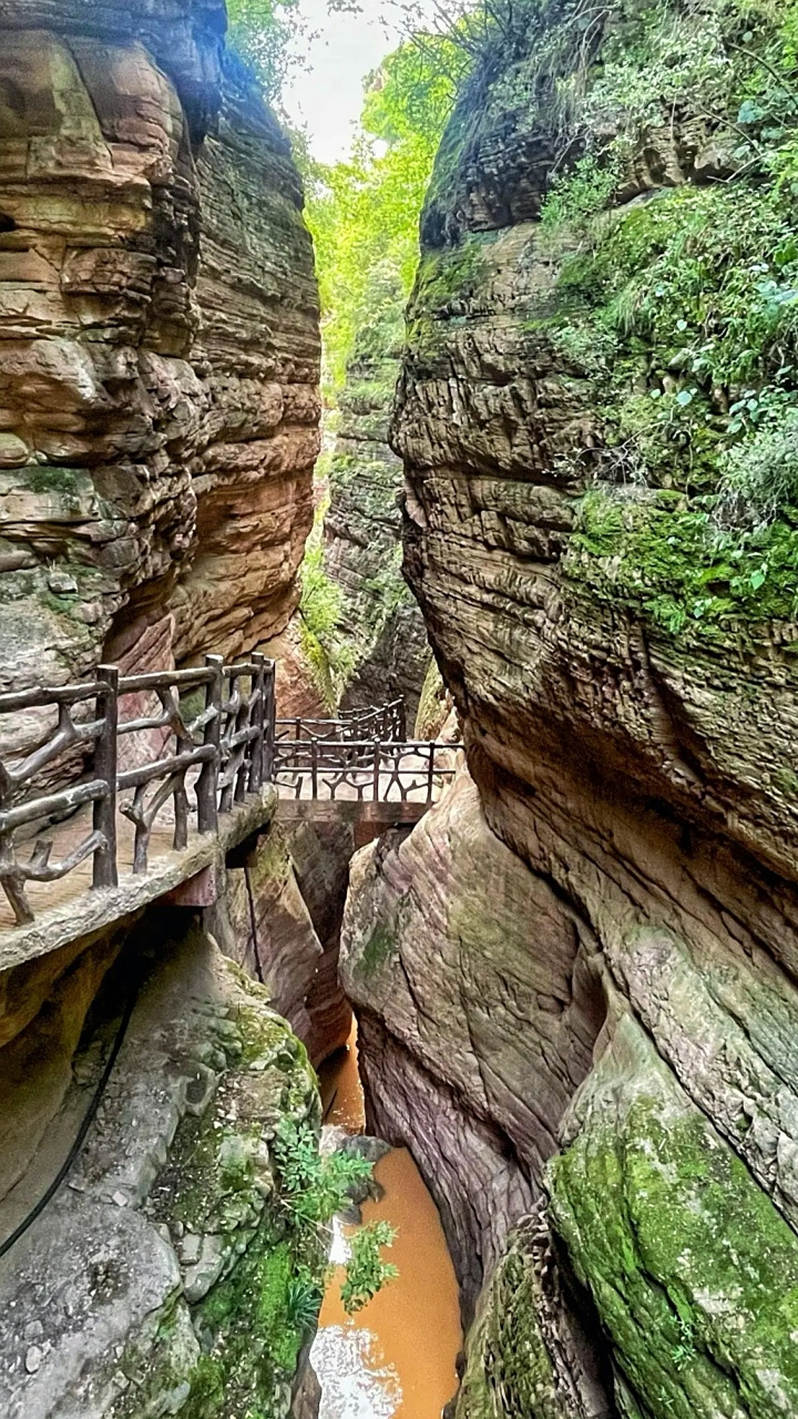 邢台大峡谷,位于河北邢台市西郊,距邢台市区65公里,约1个多小时车程.