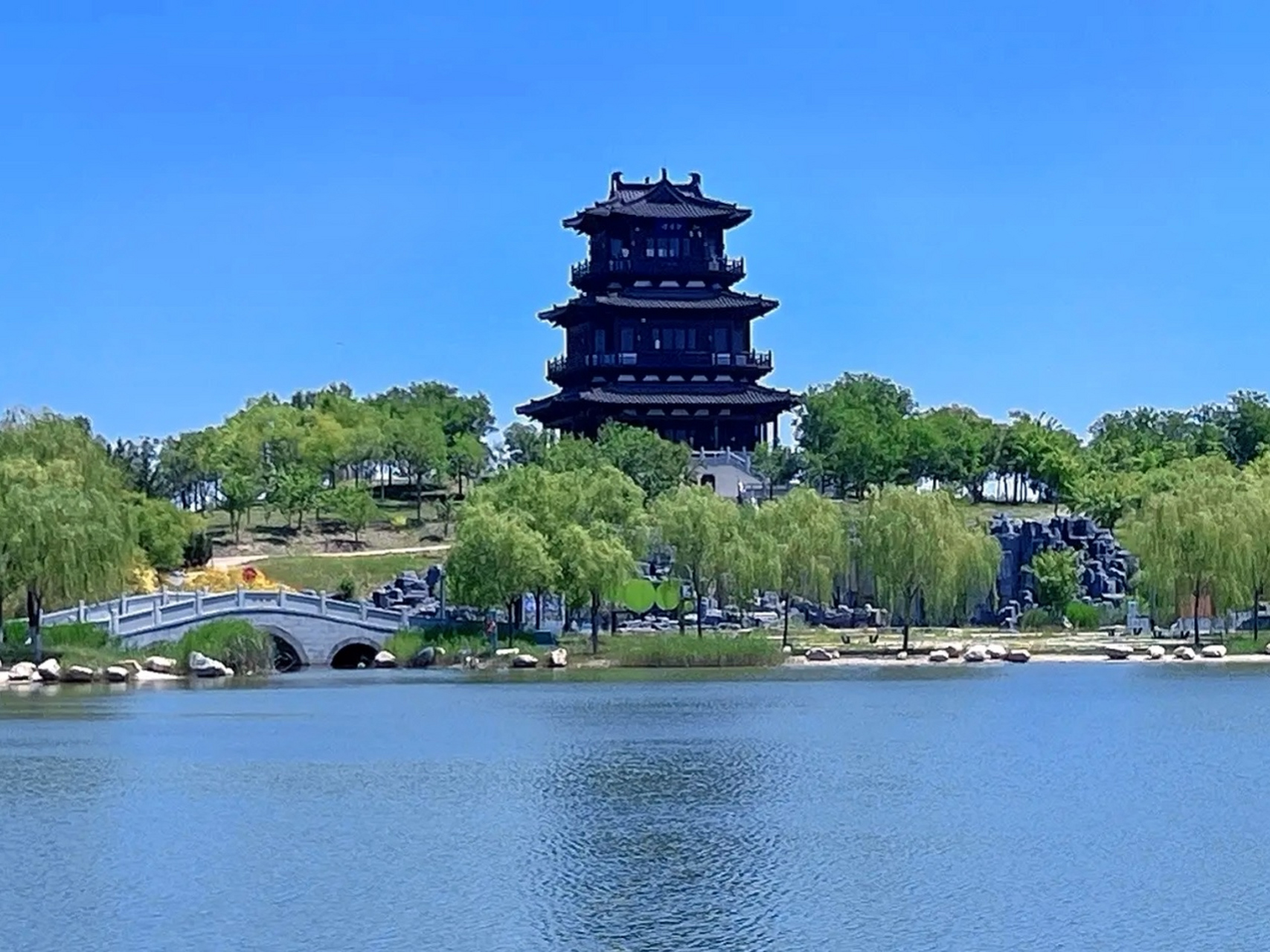 在衡水湖的西侧湖畔,始建于2000多年前的冀州古城,只留下了残垣断壁