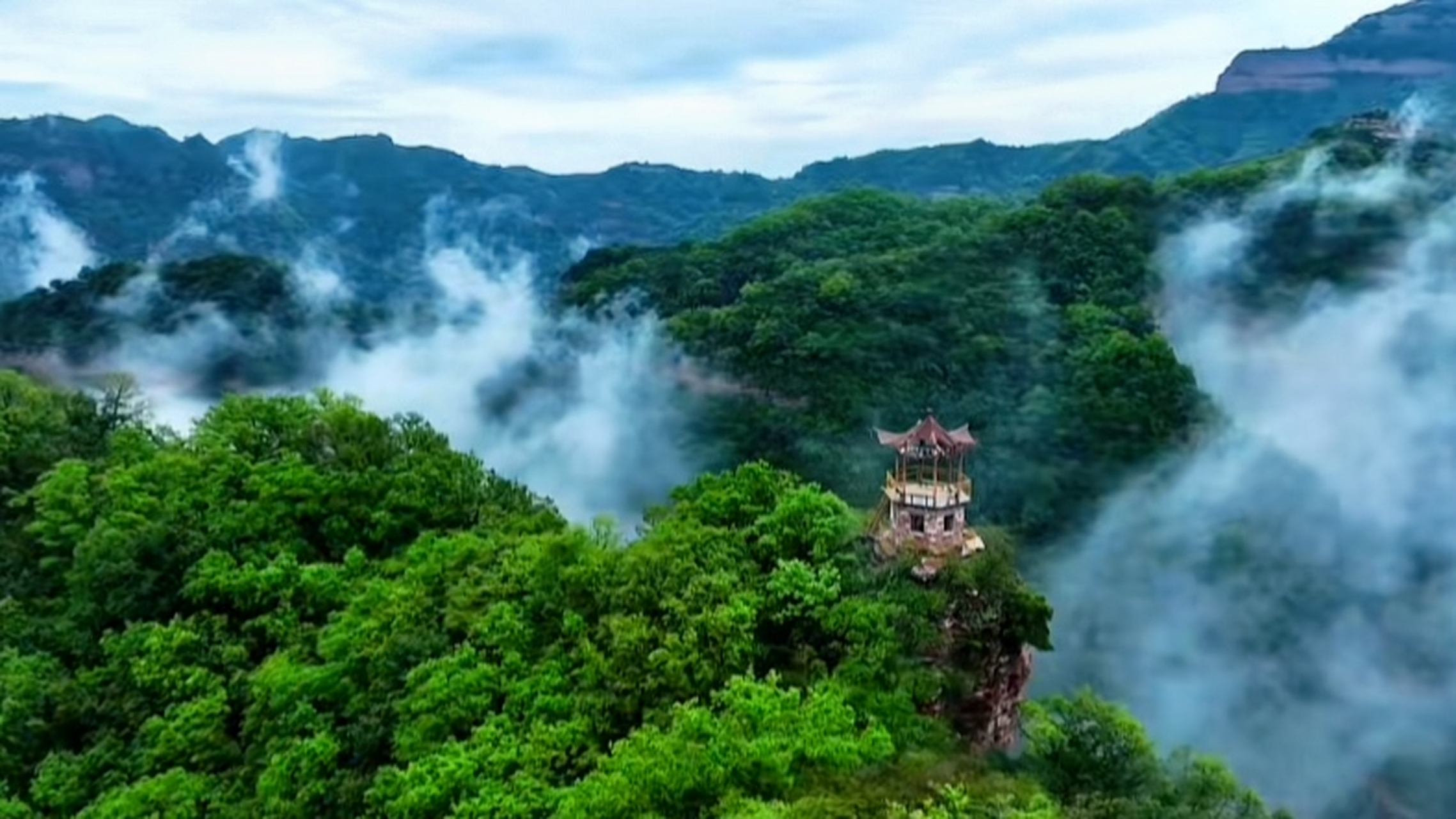 紫金山,位于河北邢台,距离邢台市区70公里,最高峰摩天岭海拔1747.