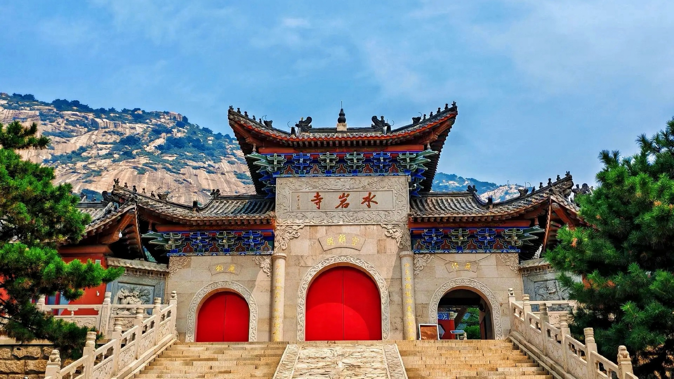 碣石山属于燕山山脉,主峰海拔695.