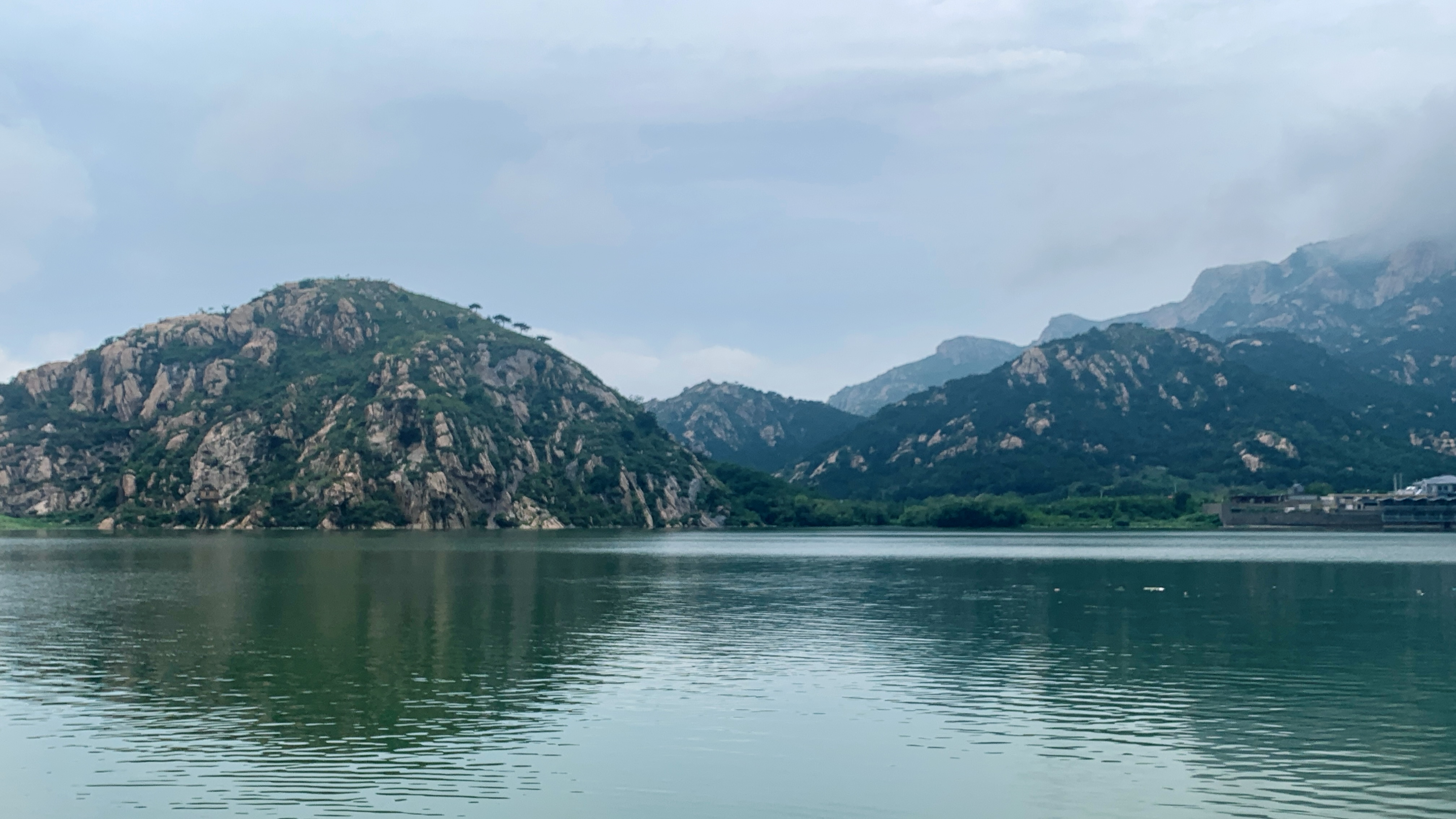 秦皇岛昌黎碣石山,不愧为天下神山,山上白云缭绕若隐若现的山体,充满