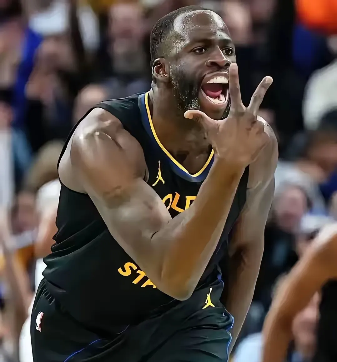 字母哥目光锁定勇士内线的矮壮格林,毫不犹豫地全力冲向对方