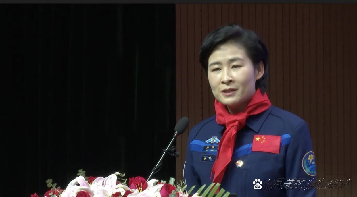 中国18位航天员身高情况如下: 1. 景海鹏,身高172cm 2