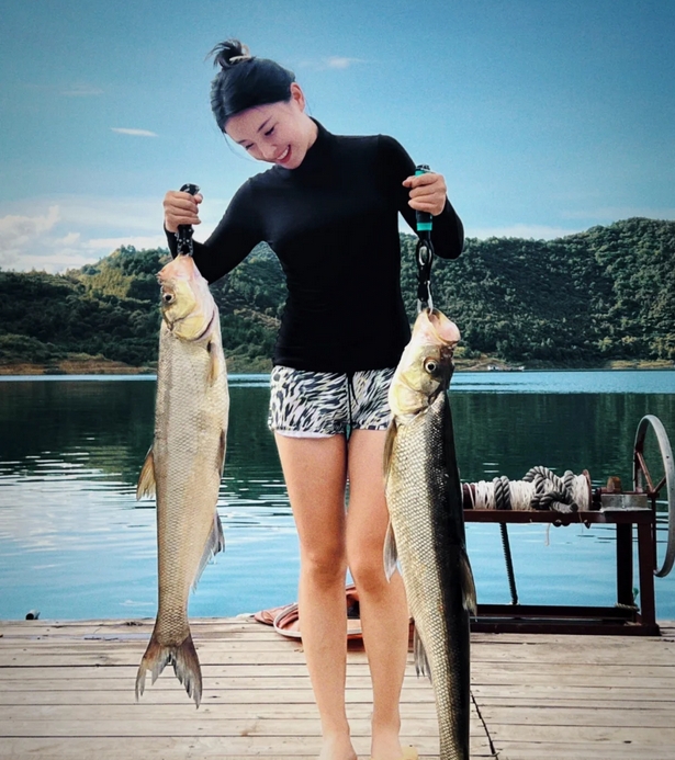 四川,一老汉承包了一段河流,用网箱在河里养鱼,就在鱼儿养大后,便用地