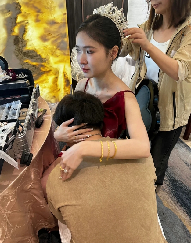 湖南,婚礼当天,新郎偶然得知新娘和前任同 居过5年