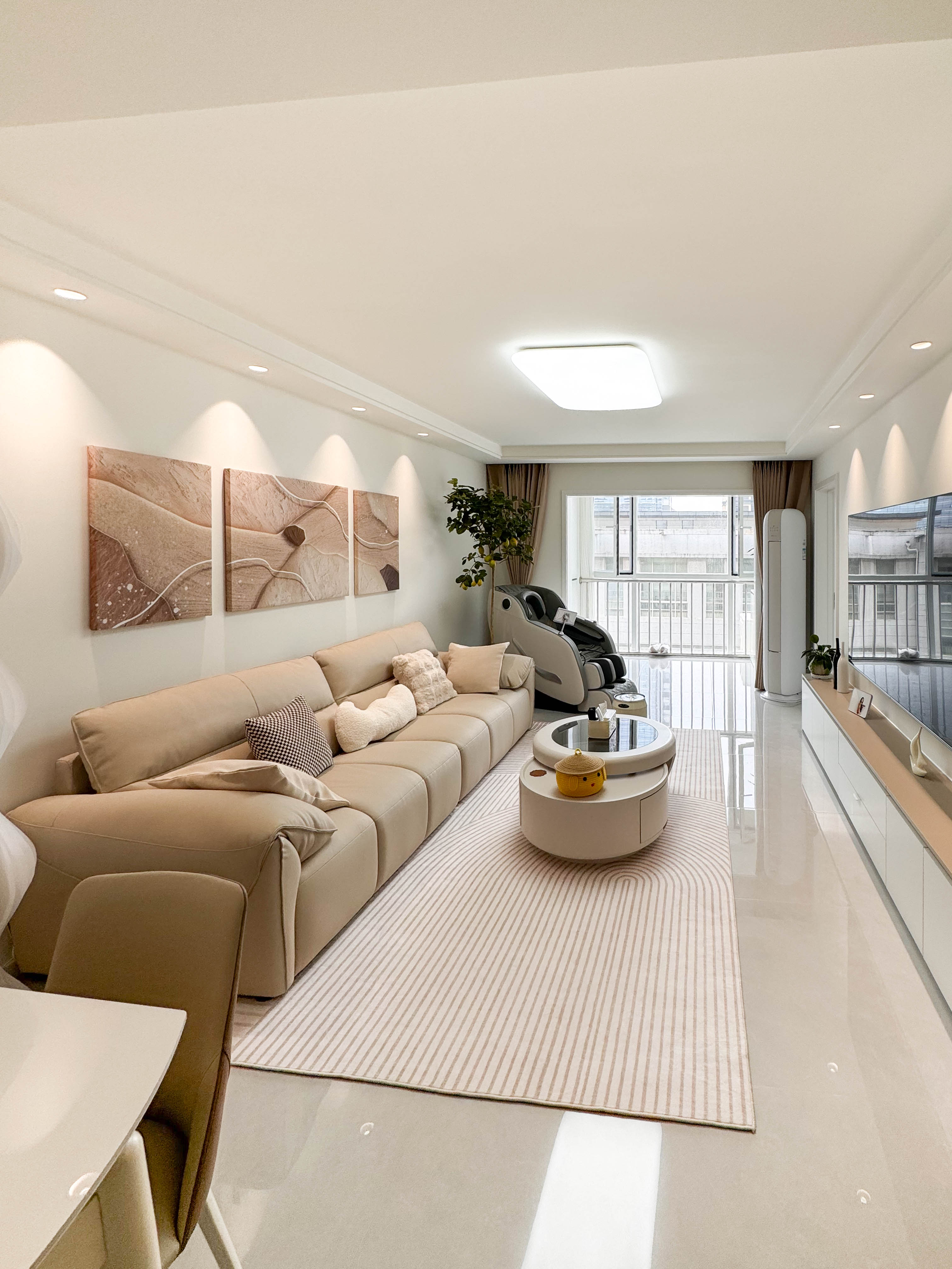 通铺,搭配美缝整体性好,更加通透 客厅做回字形吊顶搭配双眼皮石膏线