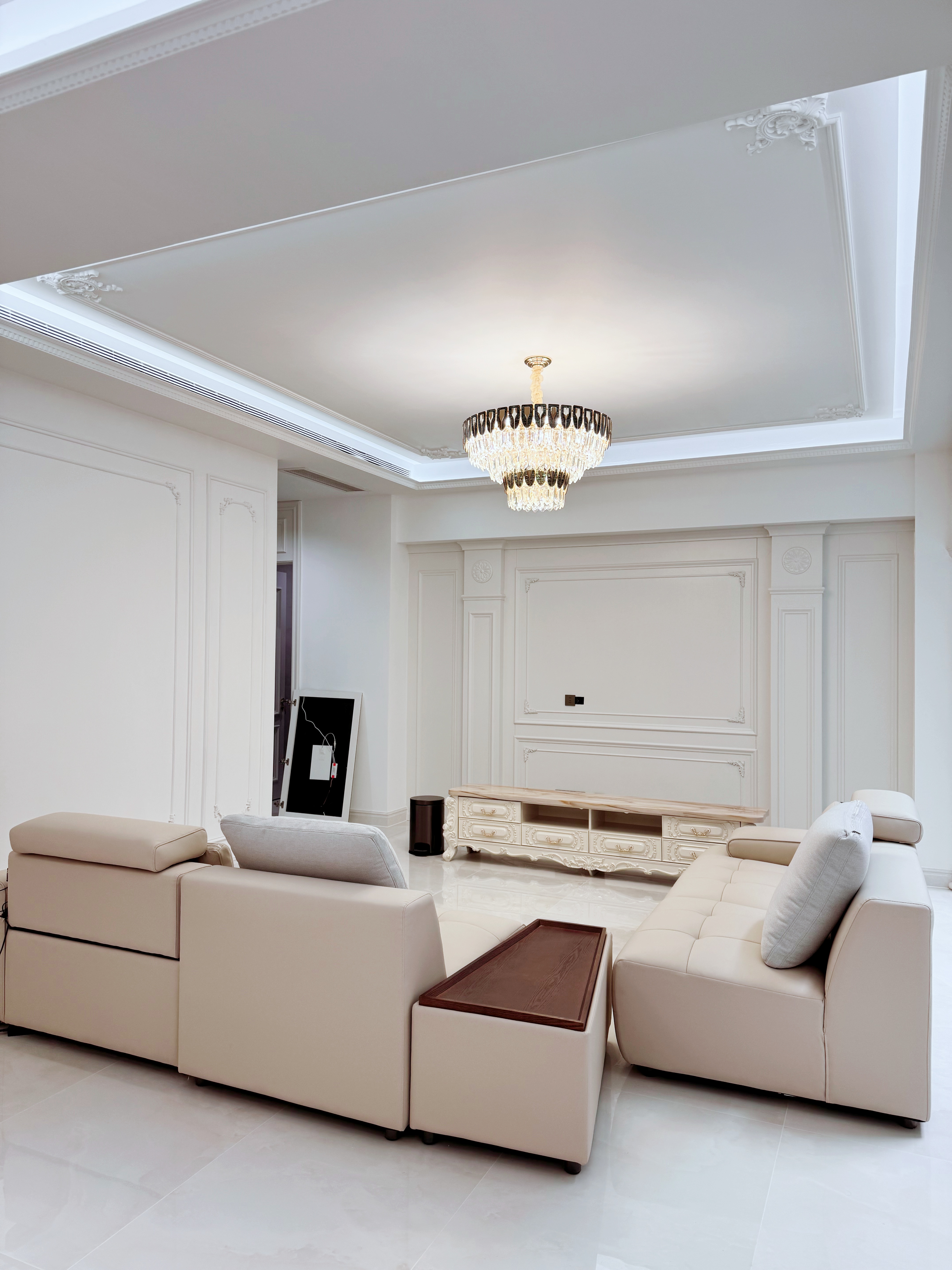 地面1500*750的仿大理石地砖,样式与楼梯踏板相配套,顶面石膏板吊顶