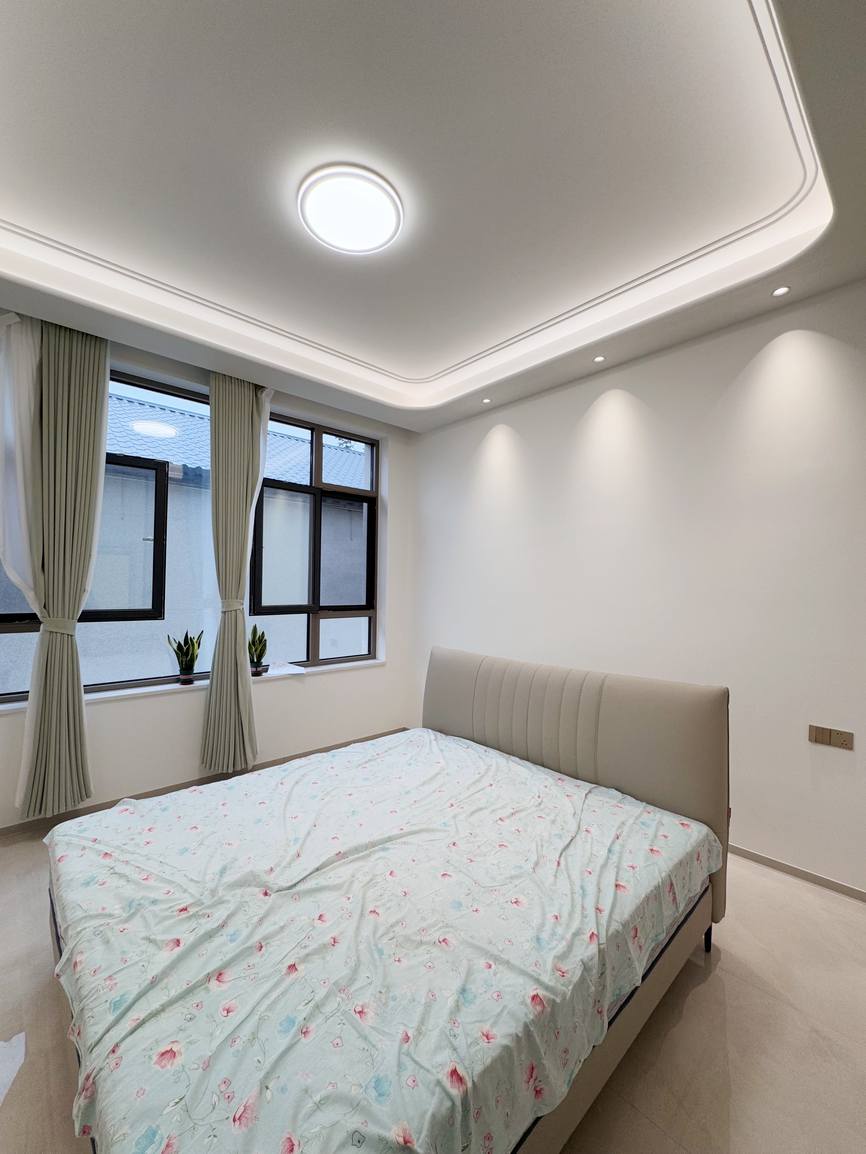 大地砖通铺山丘灯造型吊顶