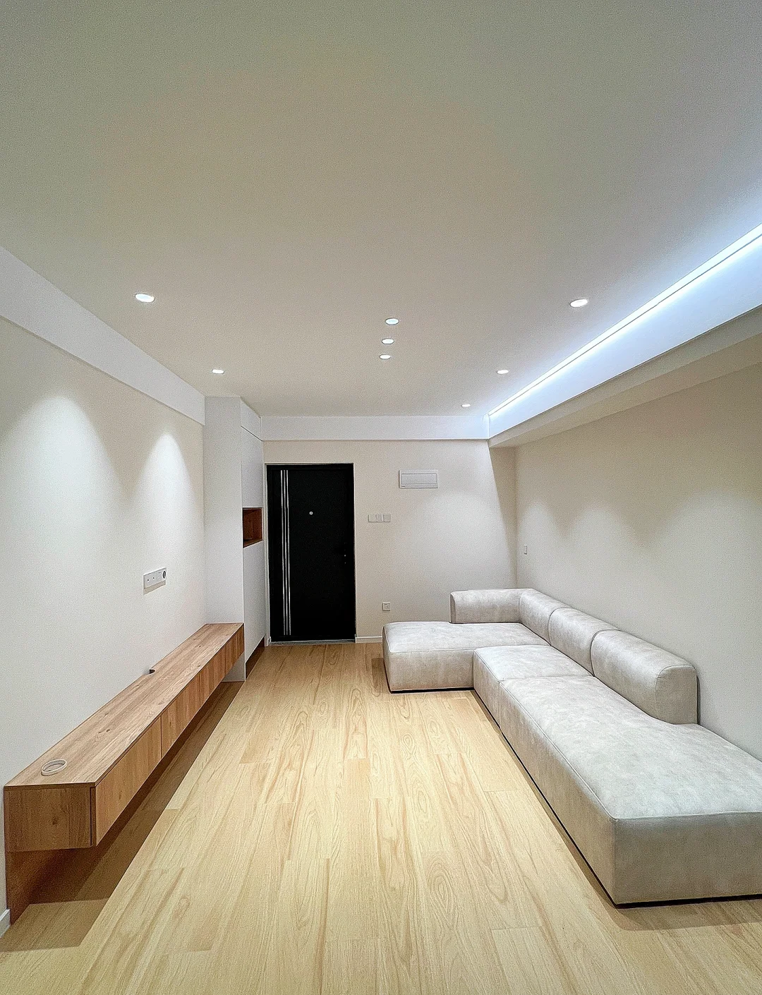 软装和硬装是家装的两大核心板块,核心区别在于 "