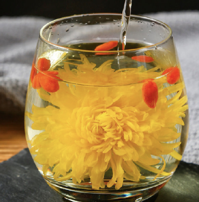 今天给大家分享三种菊花茶饮的巧妙搭配,不妨每天早晨泡上一杯.