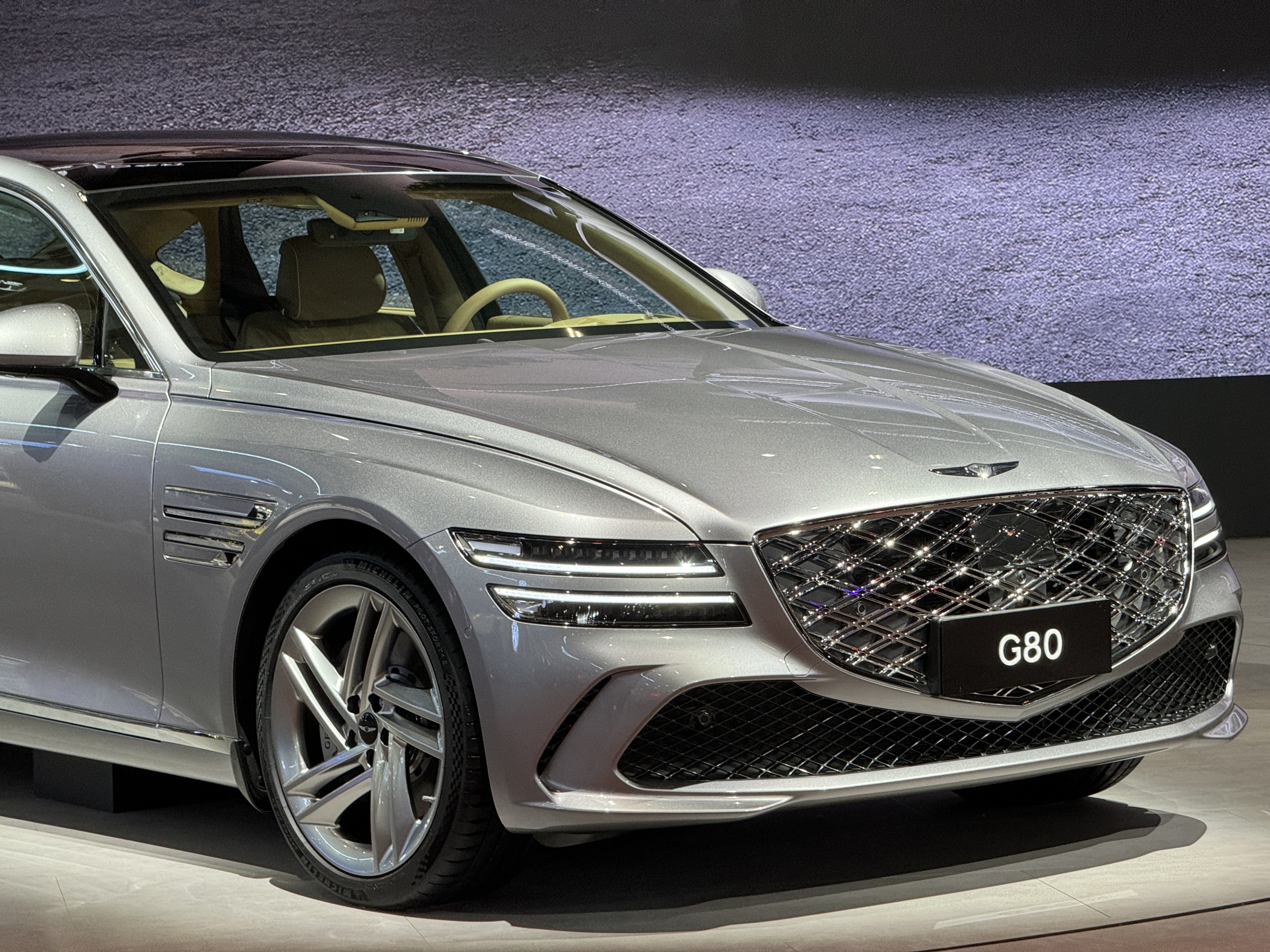 去看了一下捷尼赛思展台,新上了g80,豪华版跟旗舰版