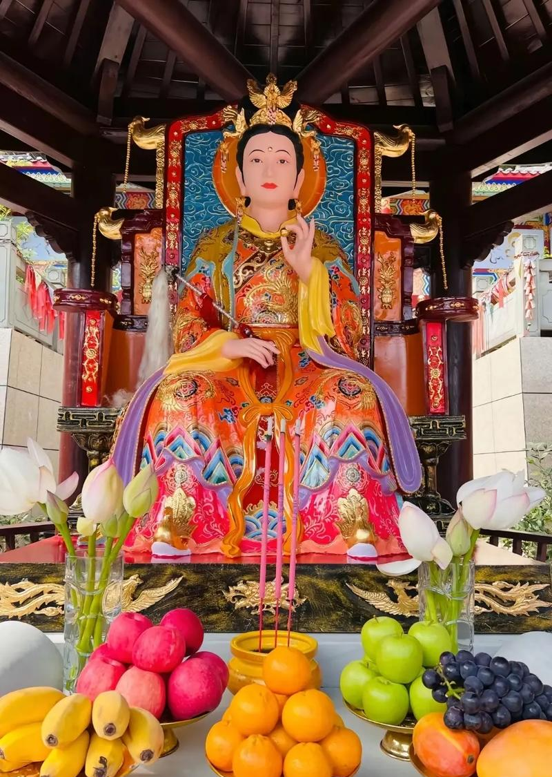 王母娘娘会召集所有仙人,举办一个盛大的蟠桃会,也叫蟠桃宴,蟠桃大会