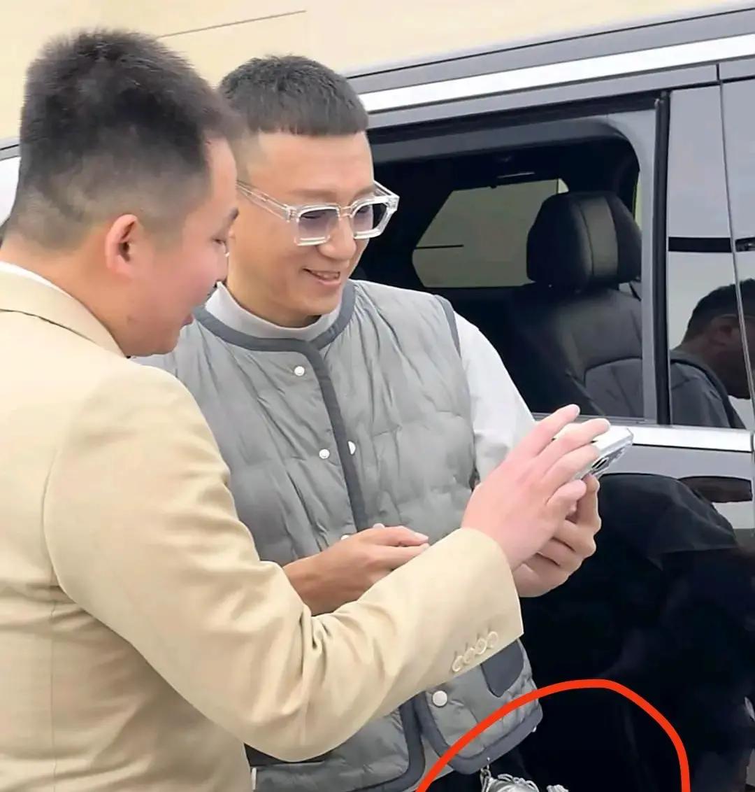 著名演员孙红雷在北京喜提豪车在车店现身的孙红雷穿着打扮的如小
