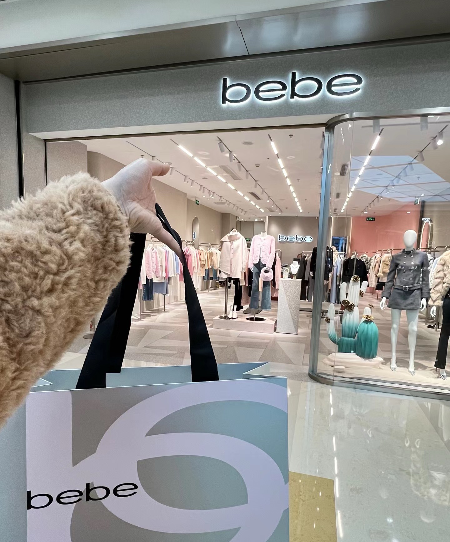 开在杭州万象城3楼bebe女装店好好逛啊